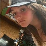 Chica joven con conocimiento en matemáticas y inglés imparte clases para jóvenes de menos de 13 años